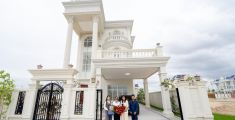 បុរី វិមានសំណាង រៀបចំពិធីប្រគល់វីឡាប្រណិតជូនអតិថិជន ប្រកបដោយភាពអធិកអធម និងទទួលបានការសរសើរយ៉ាងខ្លាំងពីអតិថិជន